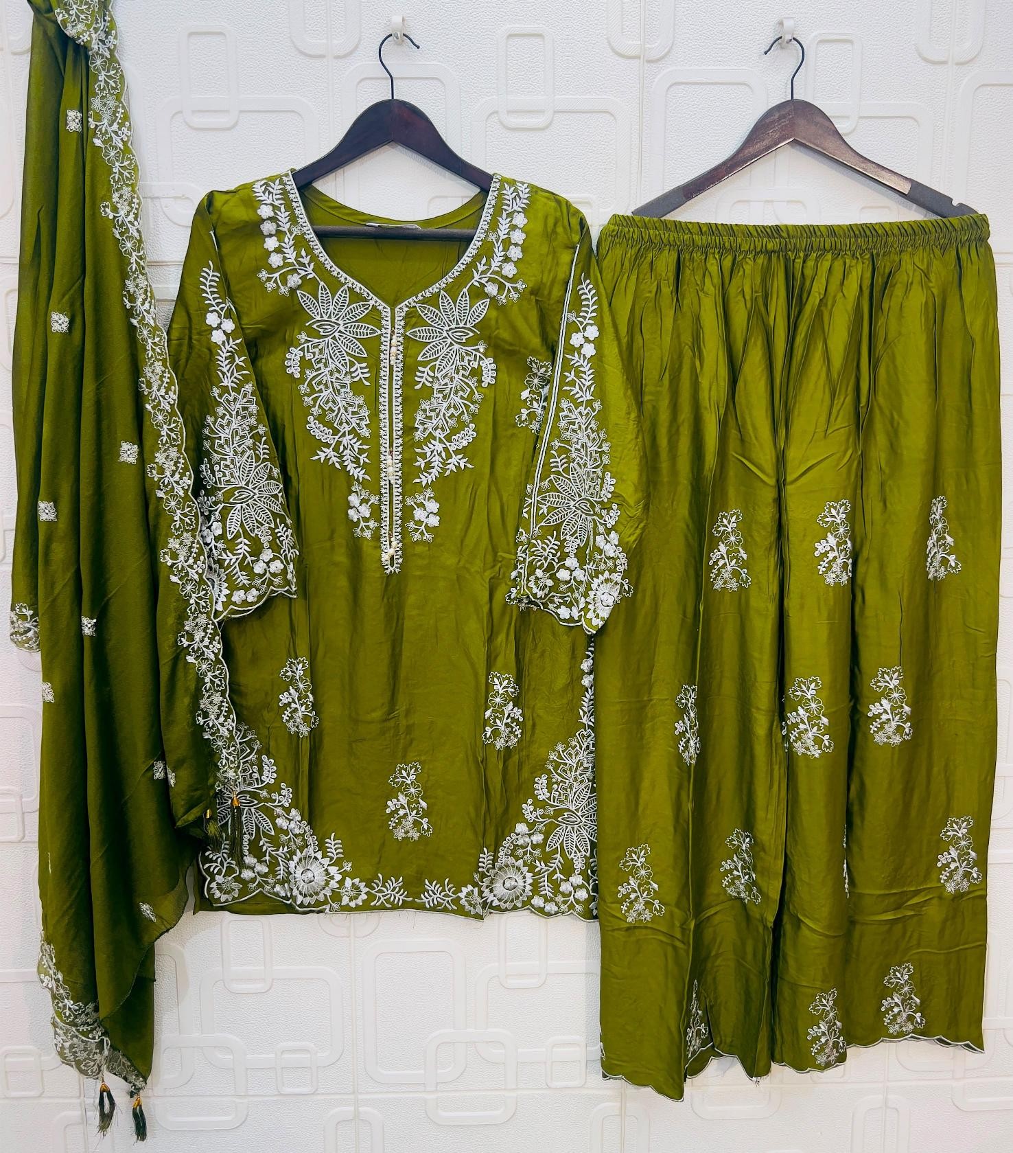 ELAN STUDIO E-55 Gajji Silk Embroidered Set