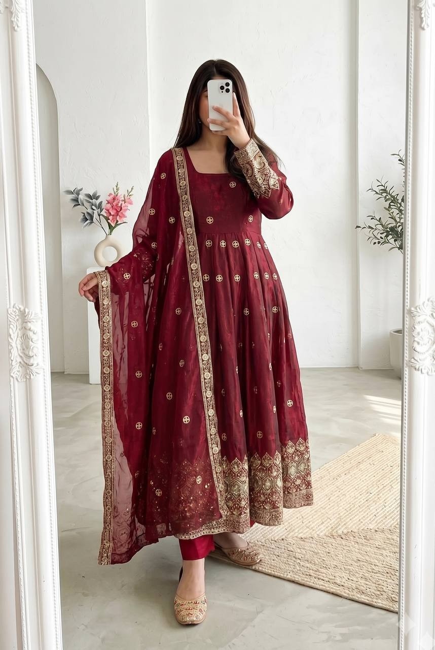 SSC-724 | Heavy Fandy Silk Embroidered Gown Set