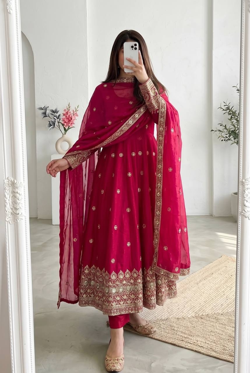 SSC-724 | Heavy Fandy Silk Embroidered Gown Set